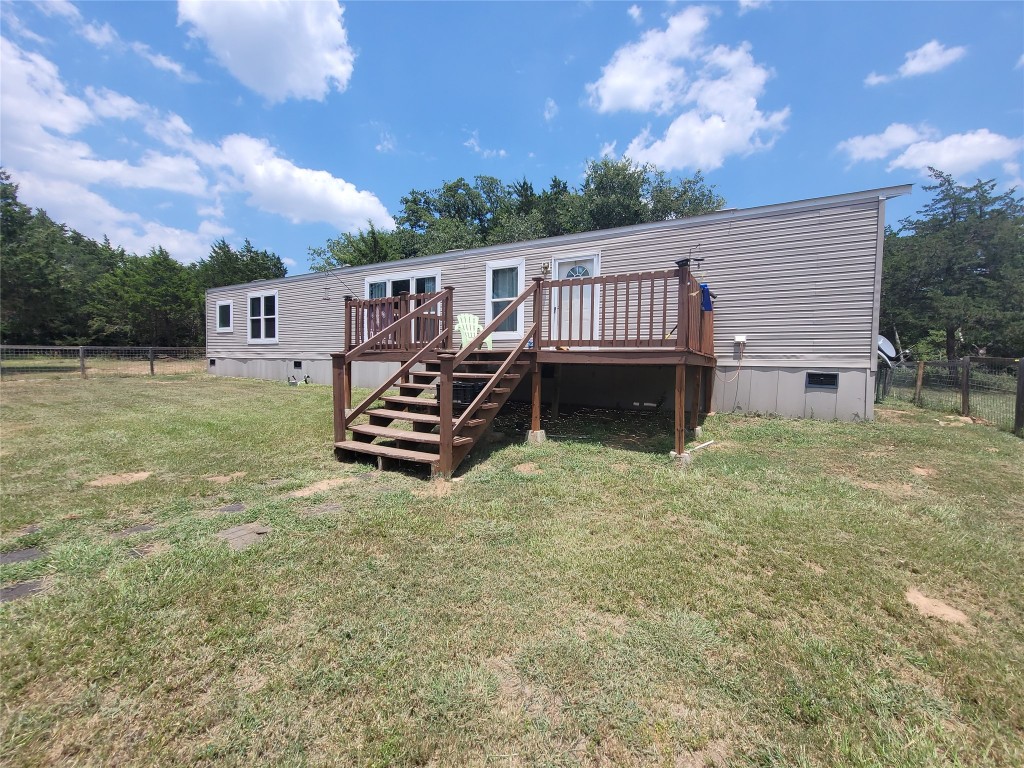 a view of a house with backyard