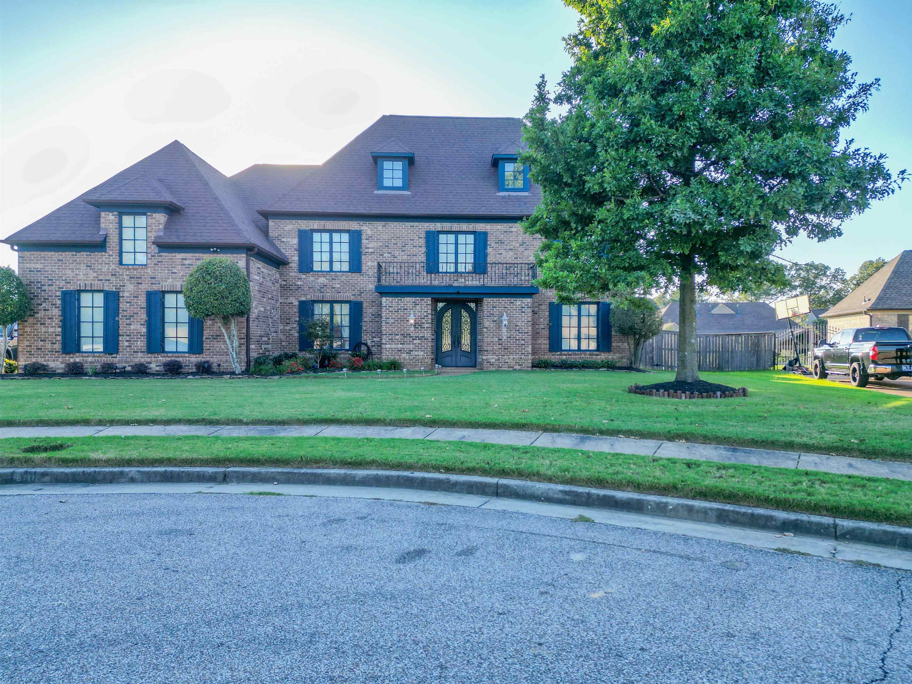 View of front facade featuring a front yard