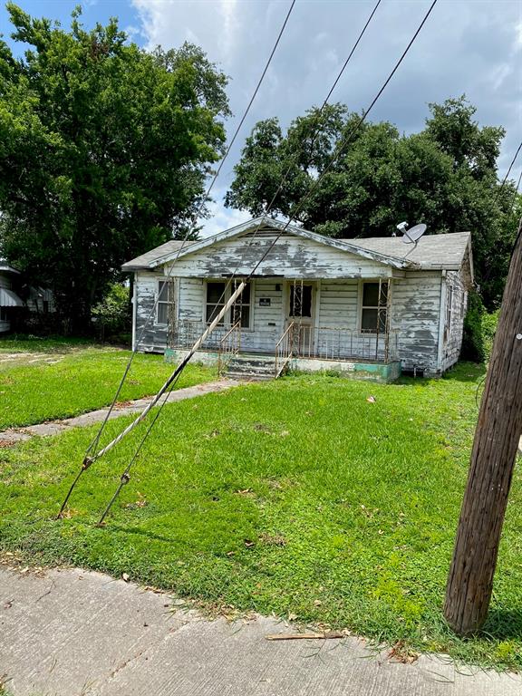 a view of a house with backyard and porch