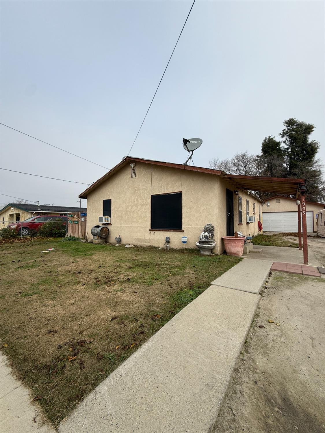 a view of a house with backyard and parking area