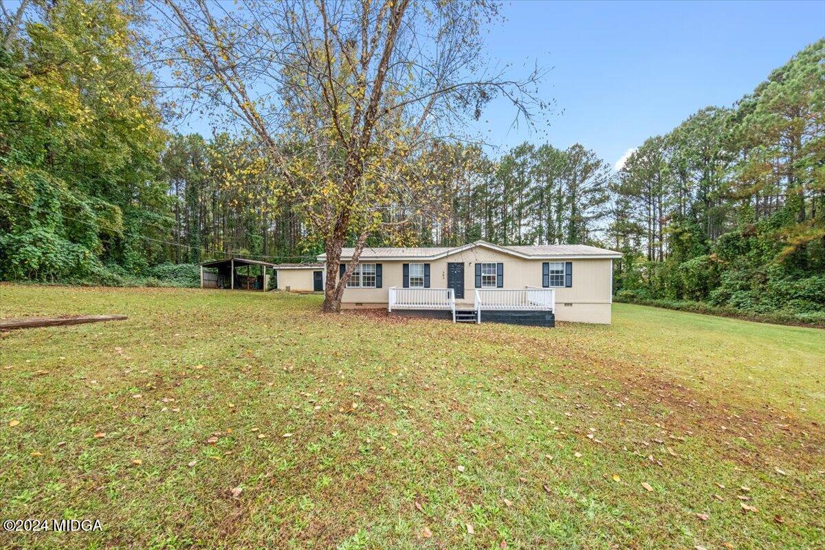 a view of a house with a backyard