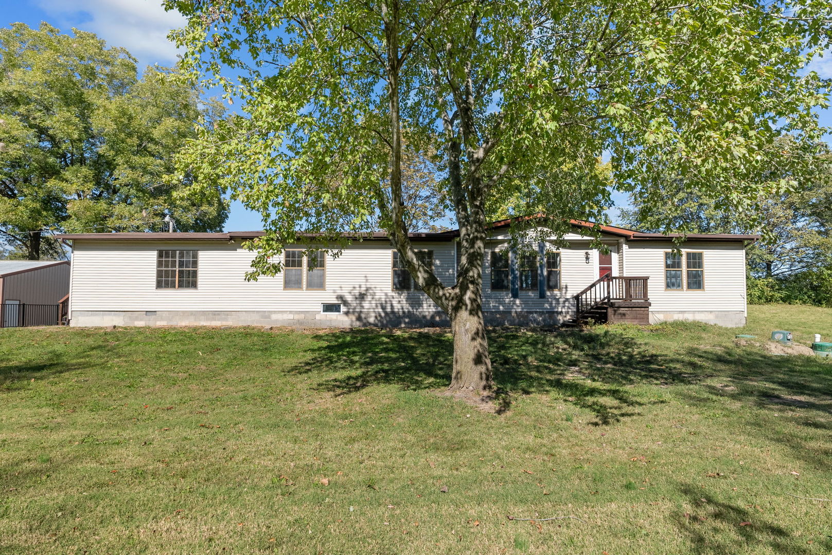 a view of a house with a yard