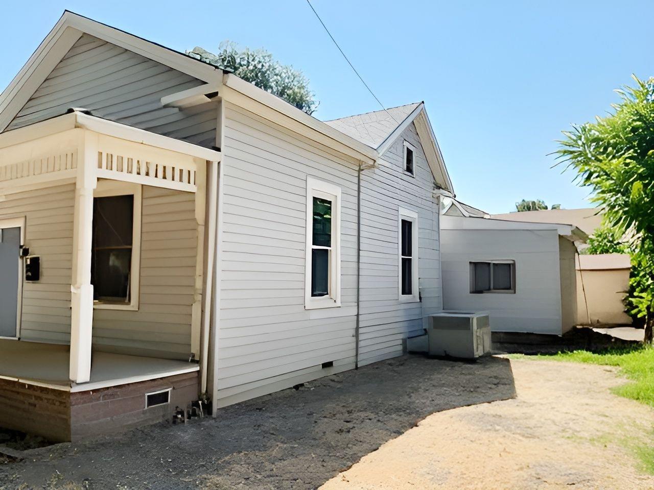 a view of a house with backyard