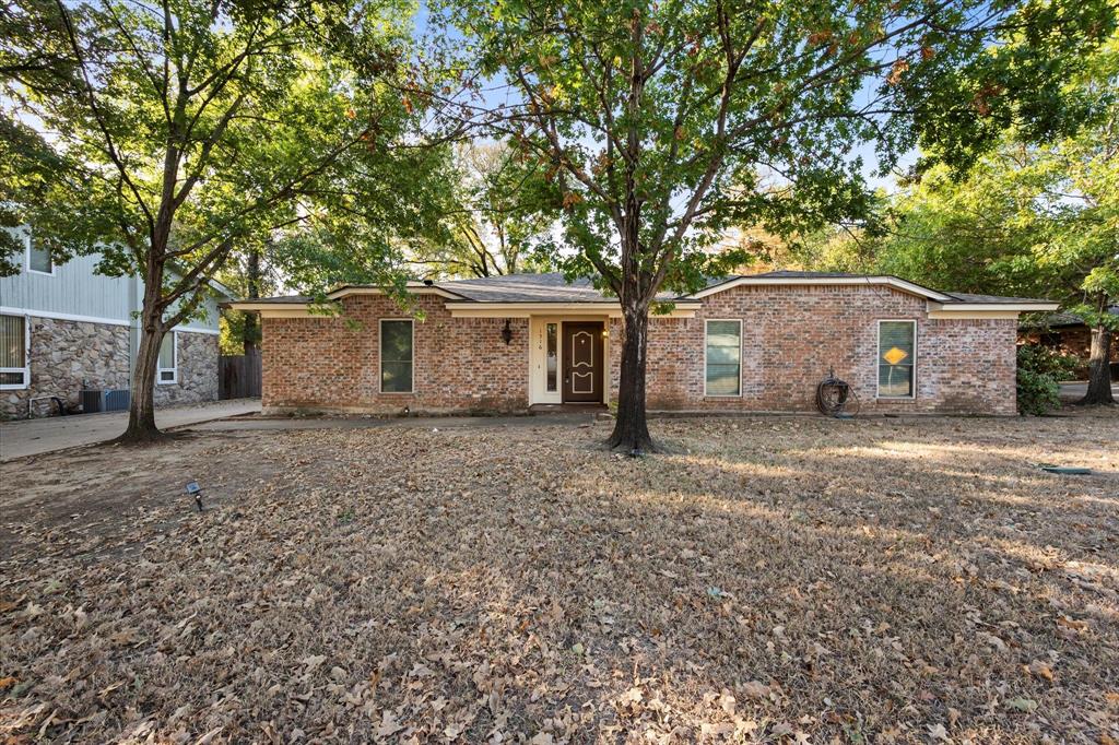 a view of a house with a backyard