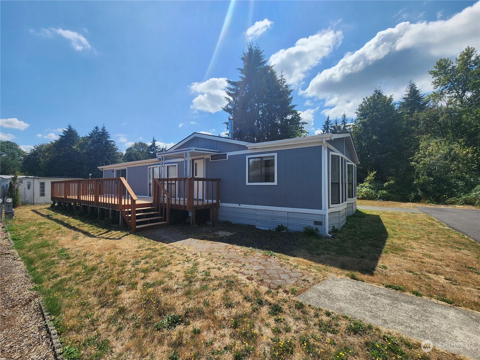 a view of a house with backyard