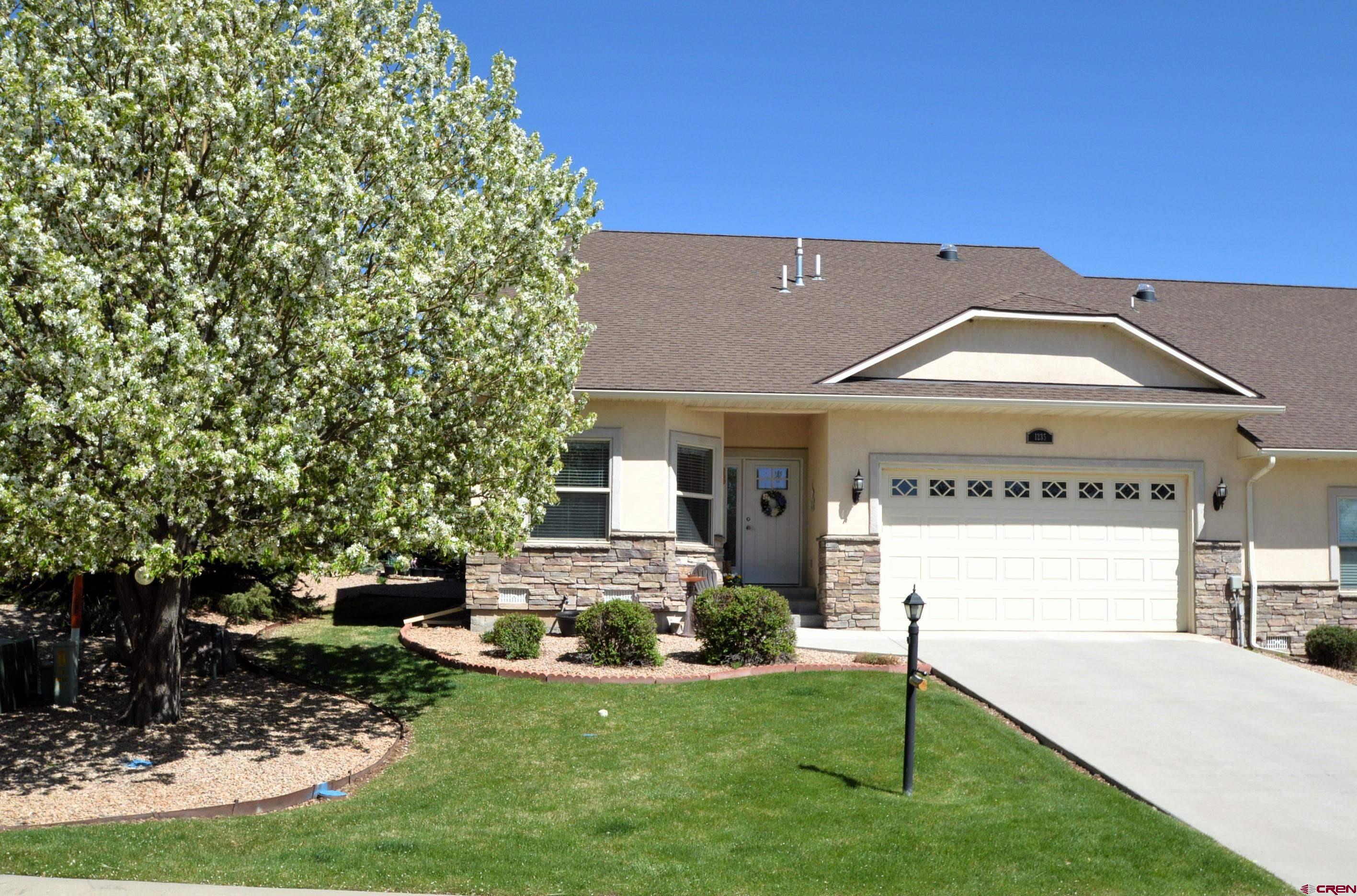 a view of a house with a yard