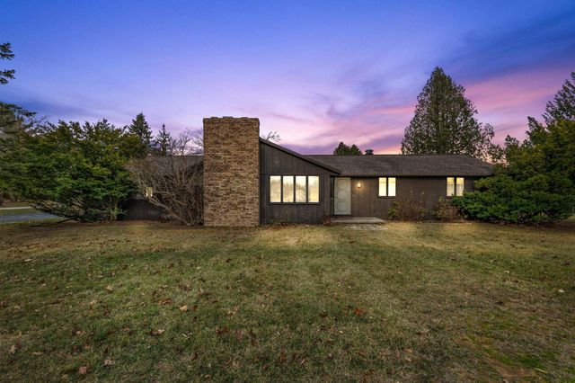 $364,900 | 3170 Sunrise Road | Suamico