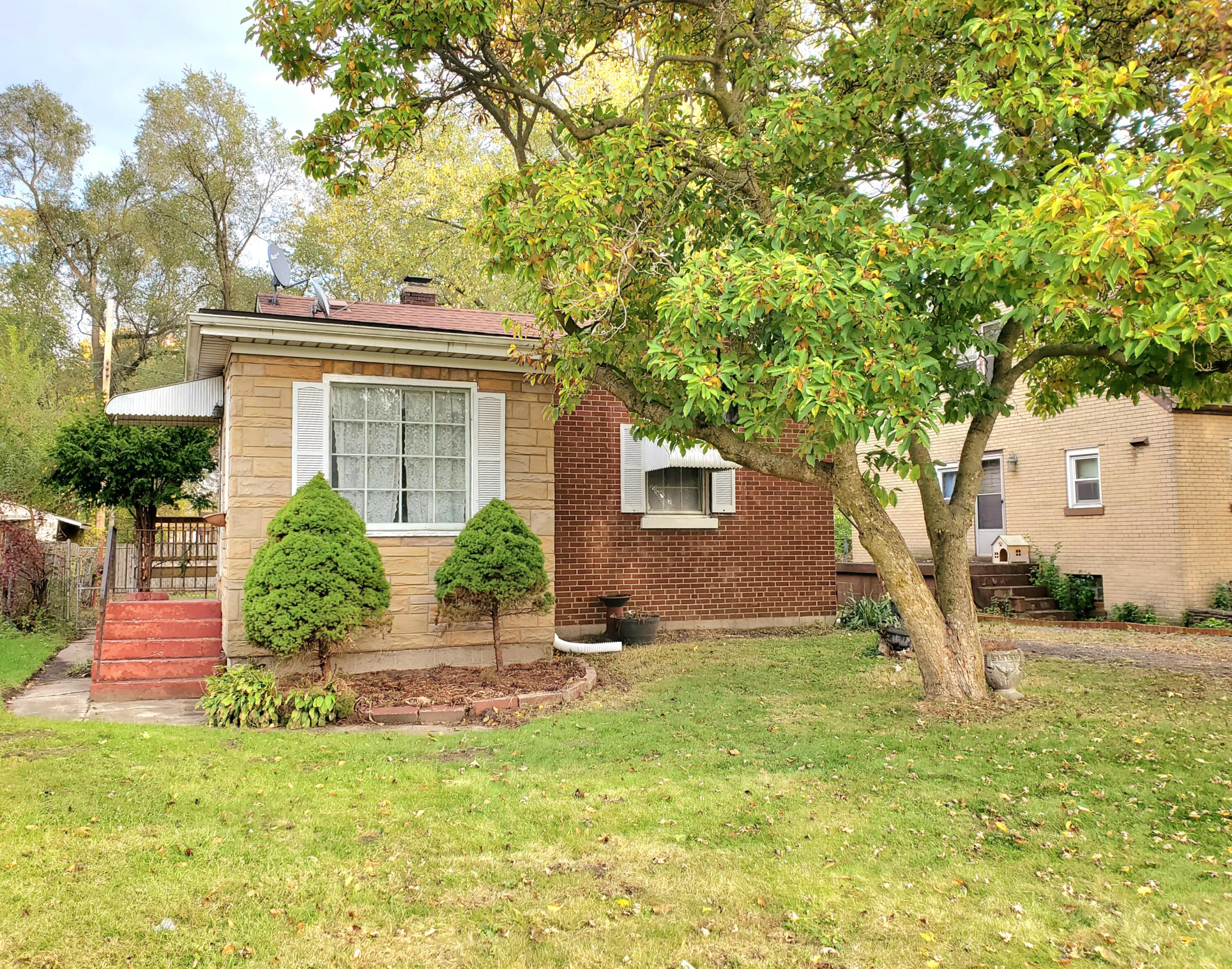 a view of a house with backyard