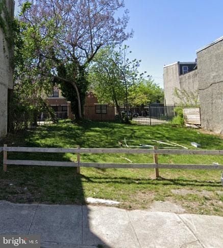 a view of a yard in front of a house