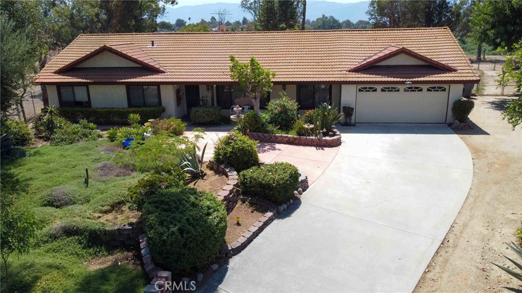 a view of a back yard of the house