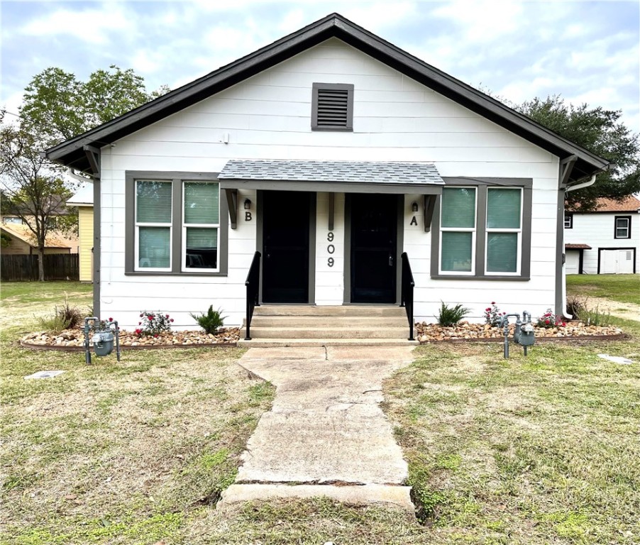 Bungalow with a front yard