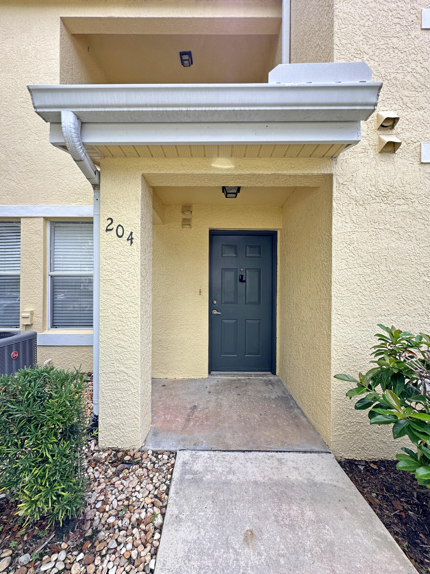 a view of entryway with a yard