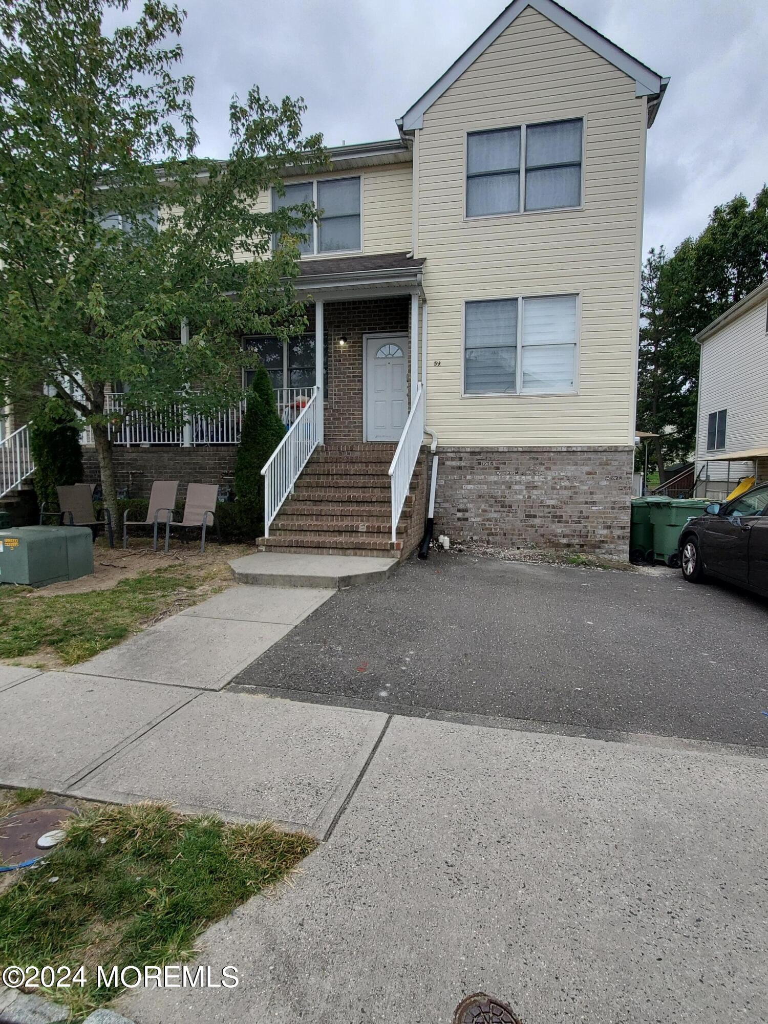 a view of a house with a yard