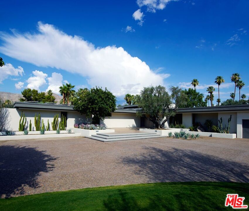 a view of a house with backyard and a garden