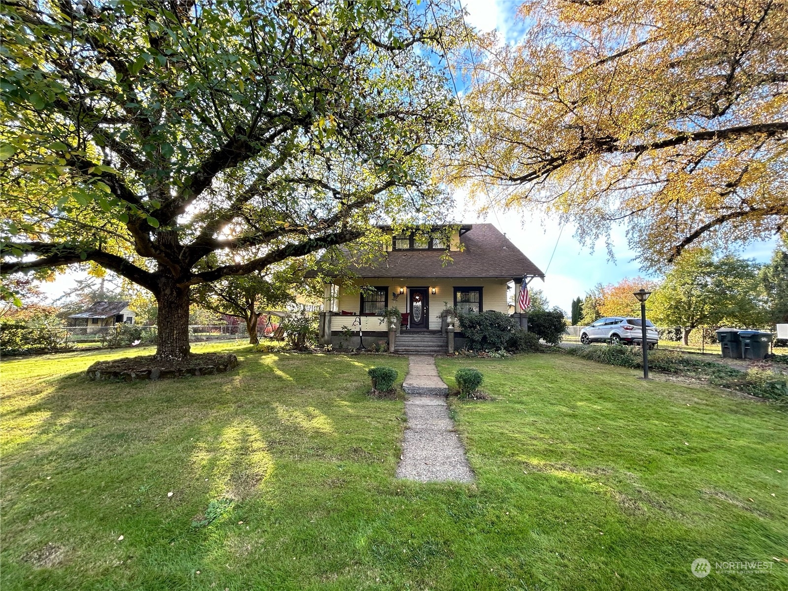 a view of a house with a yard