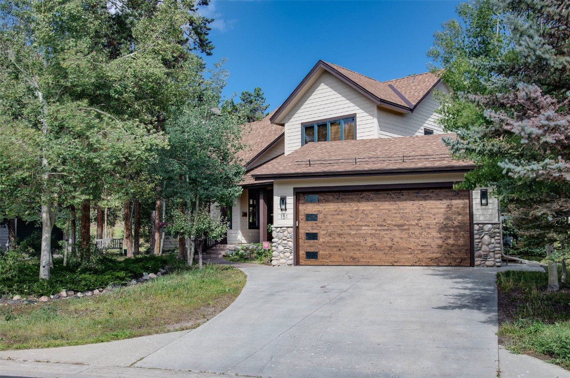 View of front facade featuring 2 car garage