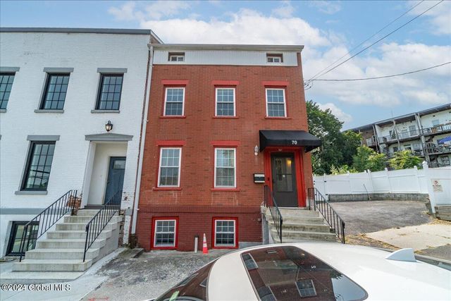 $300,000 | 70 Livingston Avenue | Ten Broeck Triangle