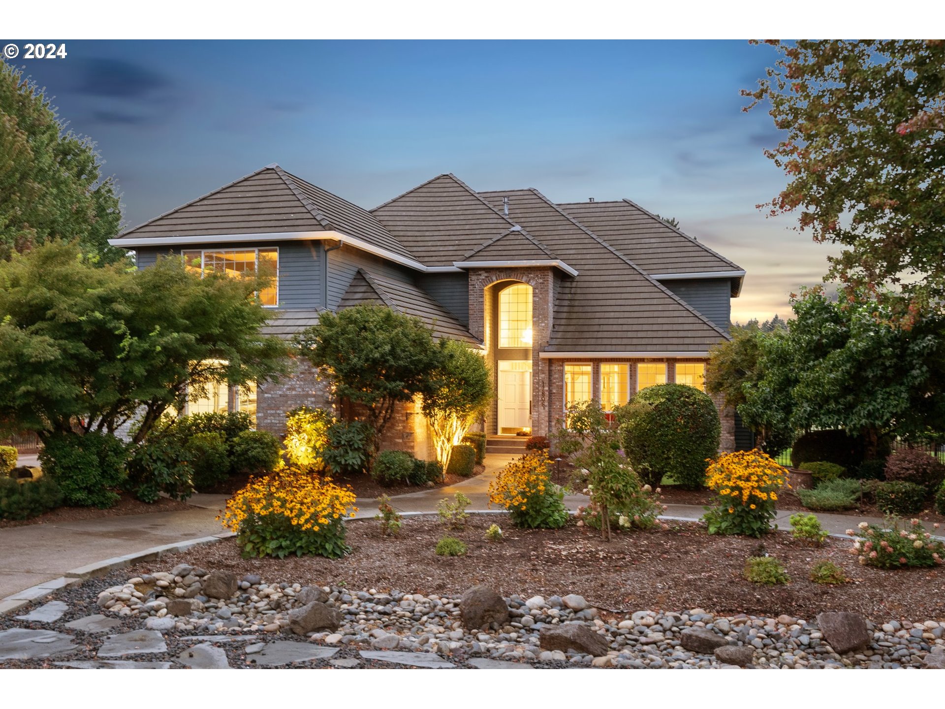 a view of a house with a yard