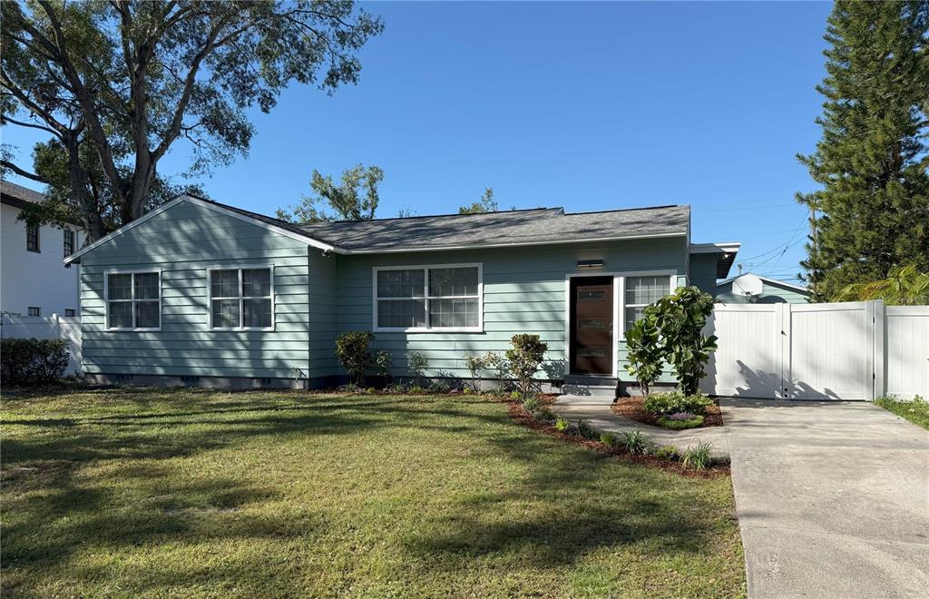 a view of a house with backyard