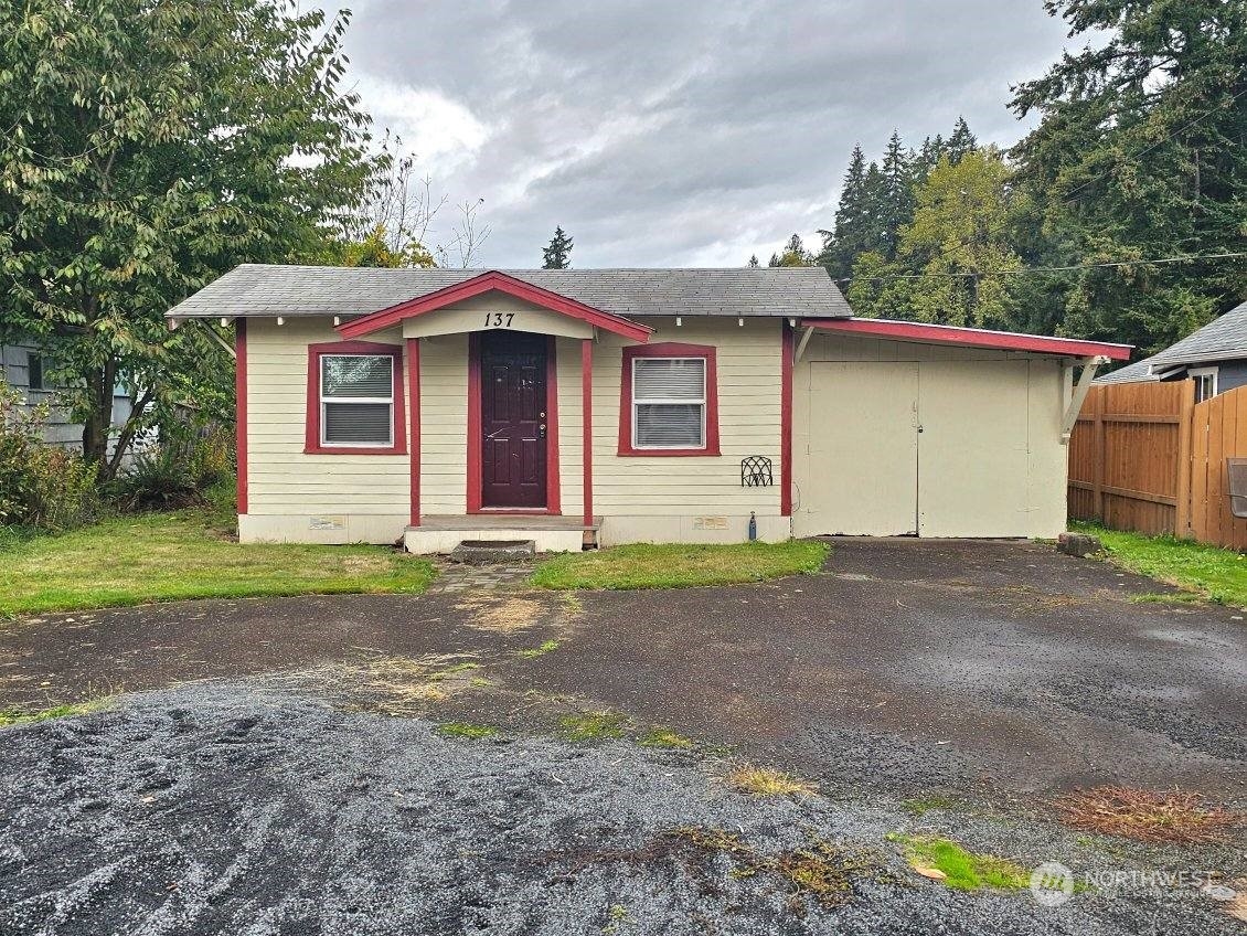 a view of a house with a yard