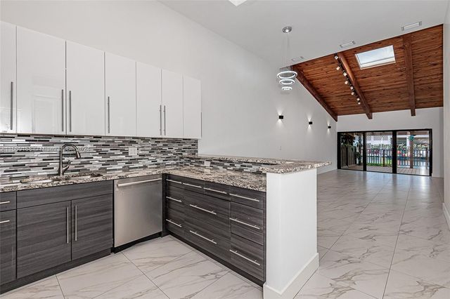 $945,000 | 2621 Parkview Drive South | Harbourwood Villas