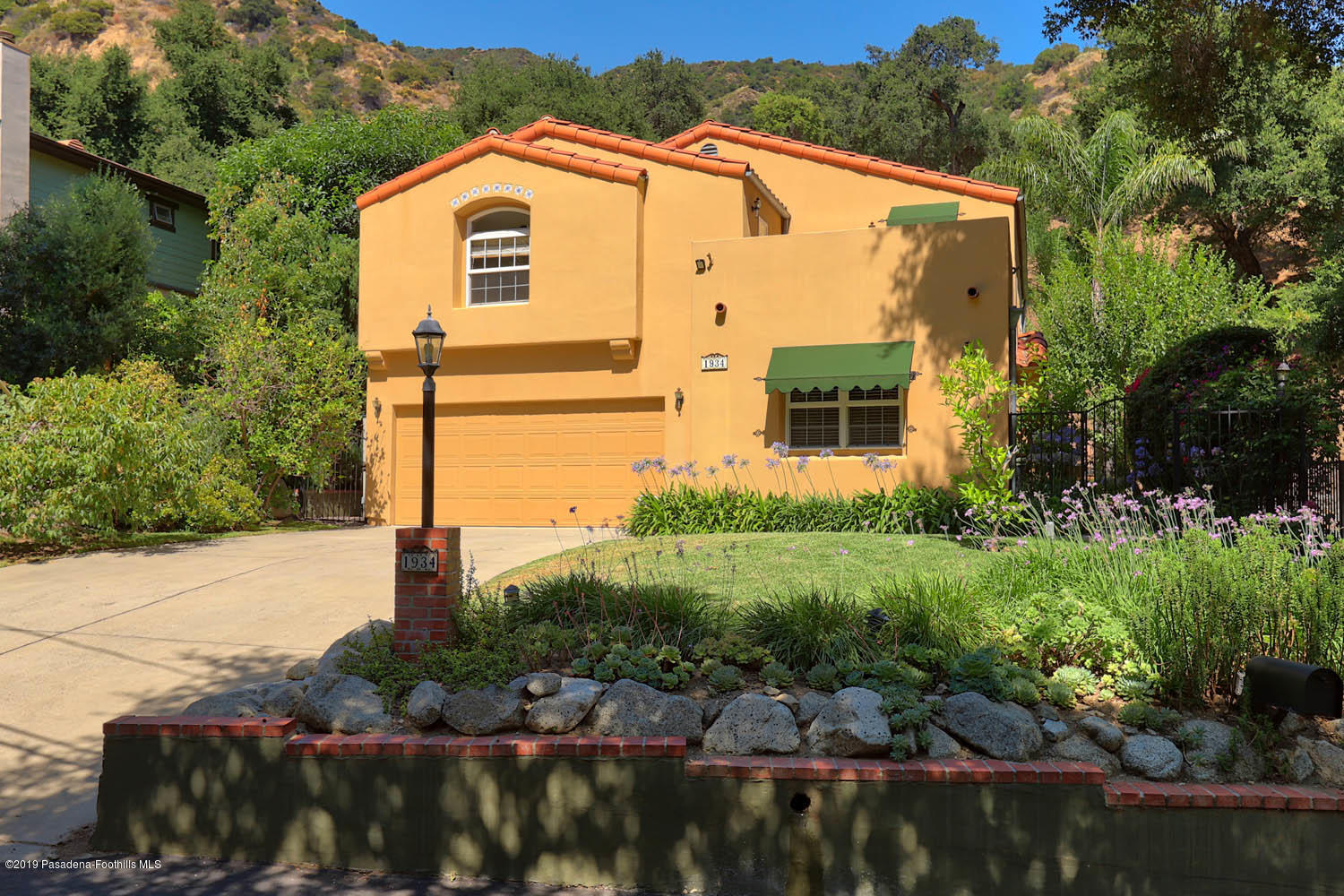 a view of a back yard of the house