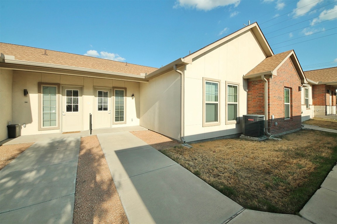 a view of a house with backyard