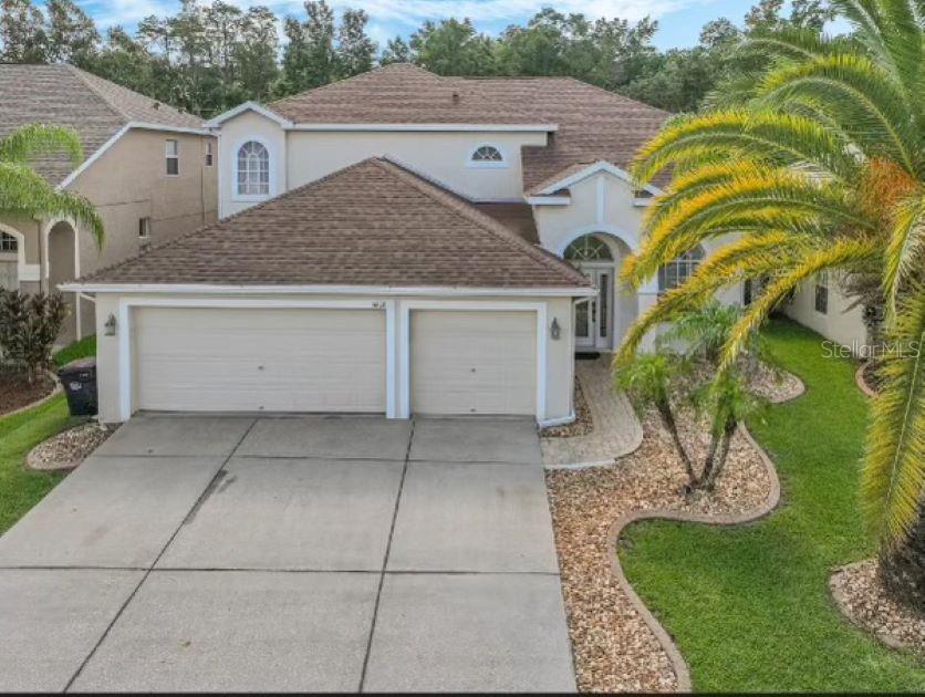 a view of a house with a yard