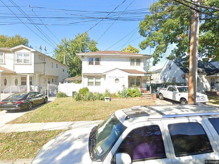 View of front of house featuring a front yard.