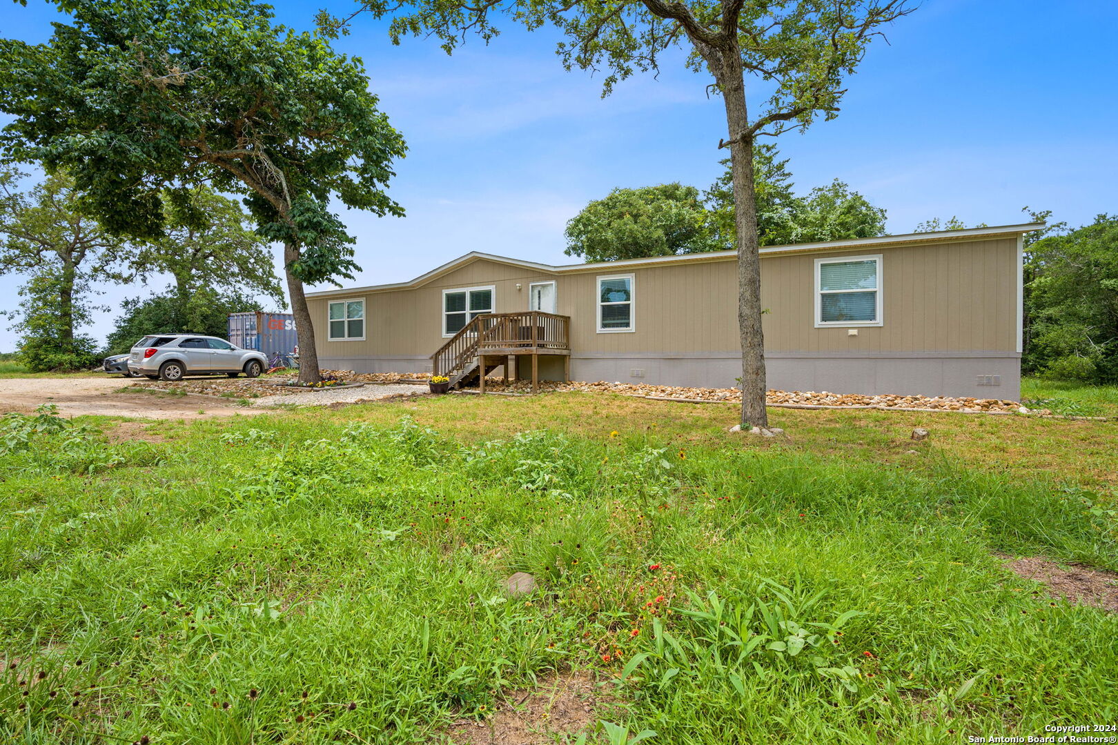 a view of a house with a yard