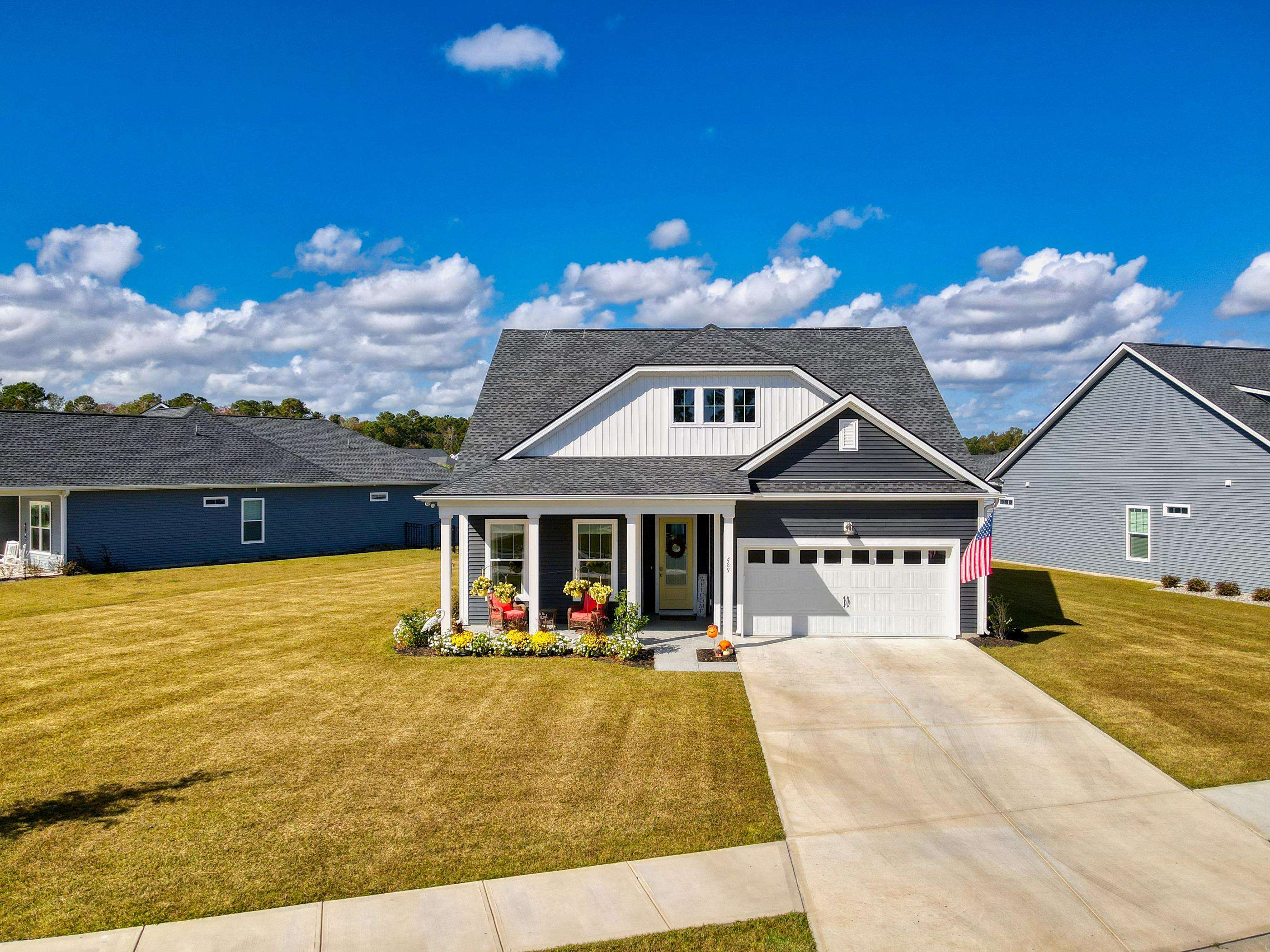 View of front facade featuring a front yard and a