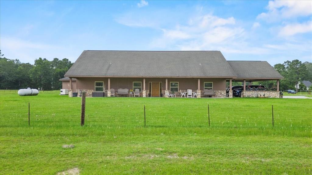 a view of house with a big yard