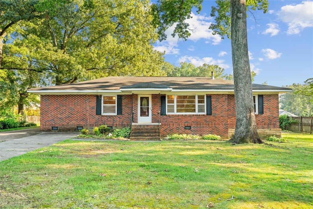 a view of a house with a yard