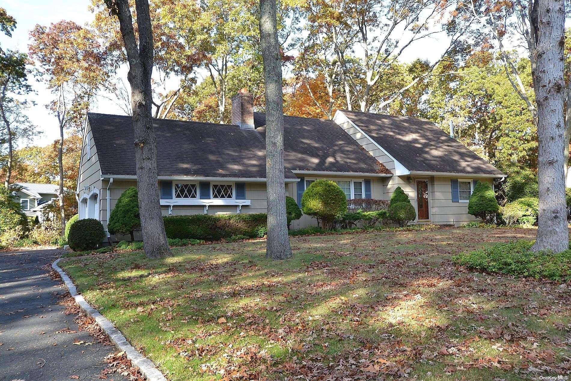 a view of house with yard