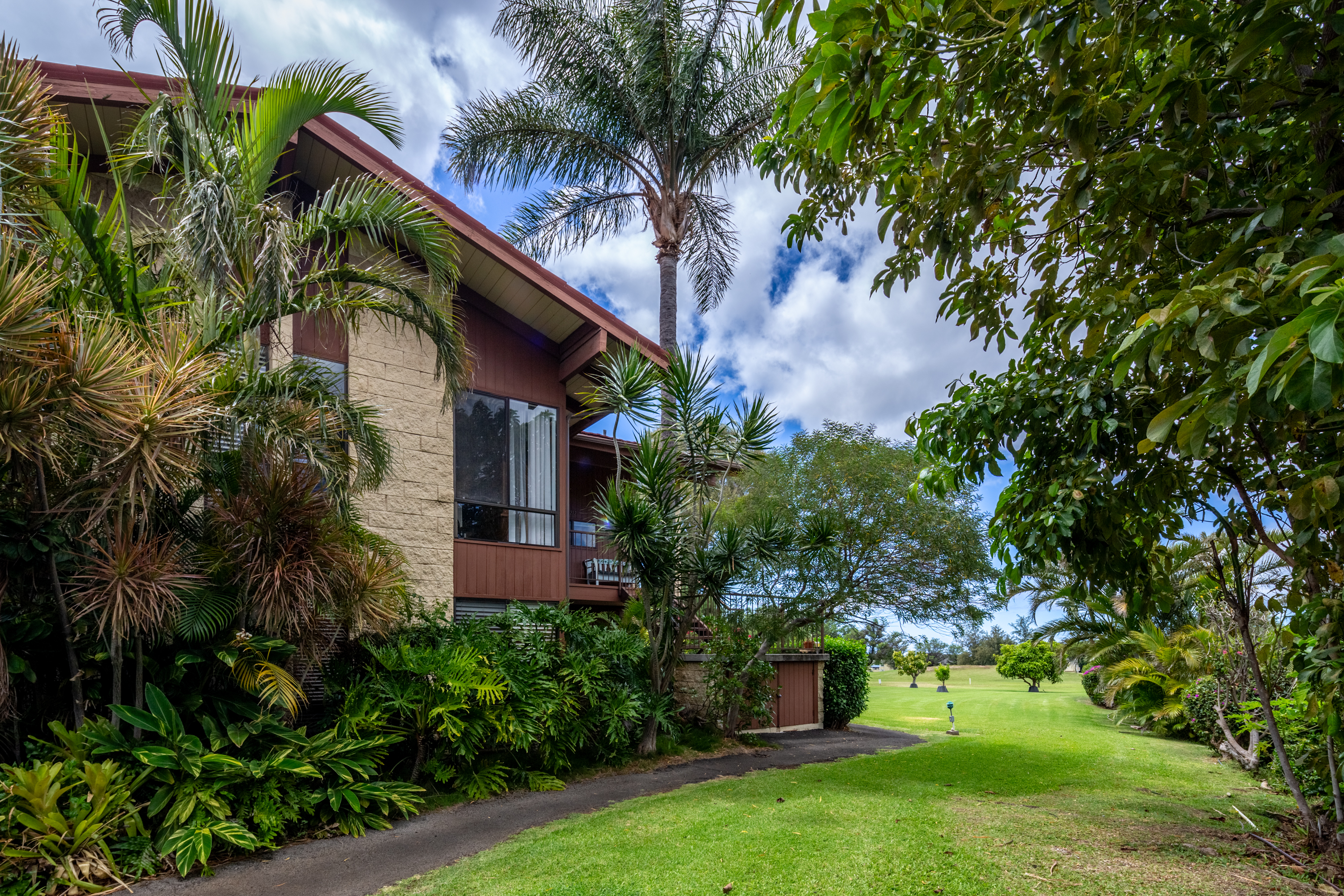 This upstairs corner 2 bedroom, 2 bathroom unit is located on the popular Robert Trent Jones Jr. golf course in Waikoloa Village.