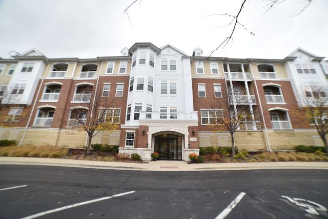 $575,000 | 2750 Commons Drive, Unit 412 | Glenview