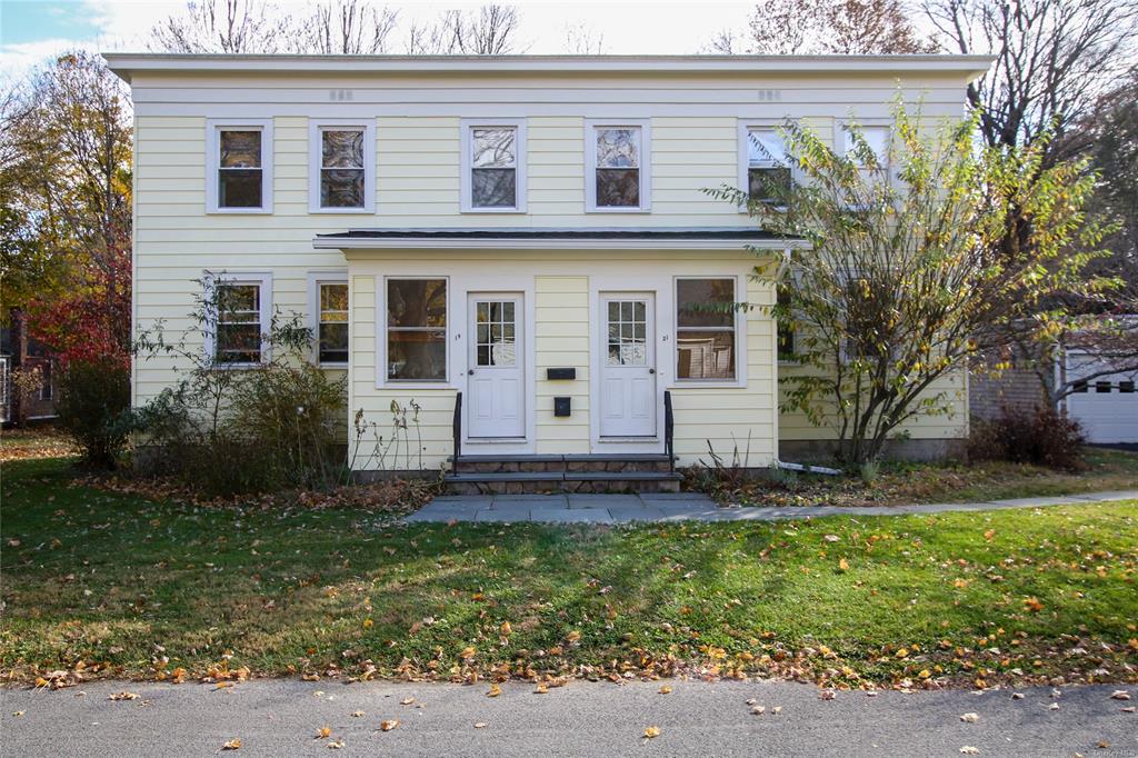 View of front facade featuring a front yard