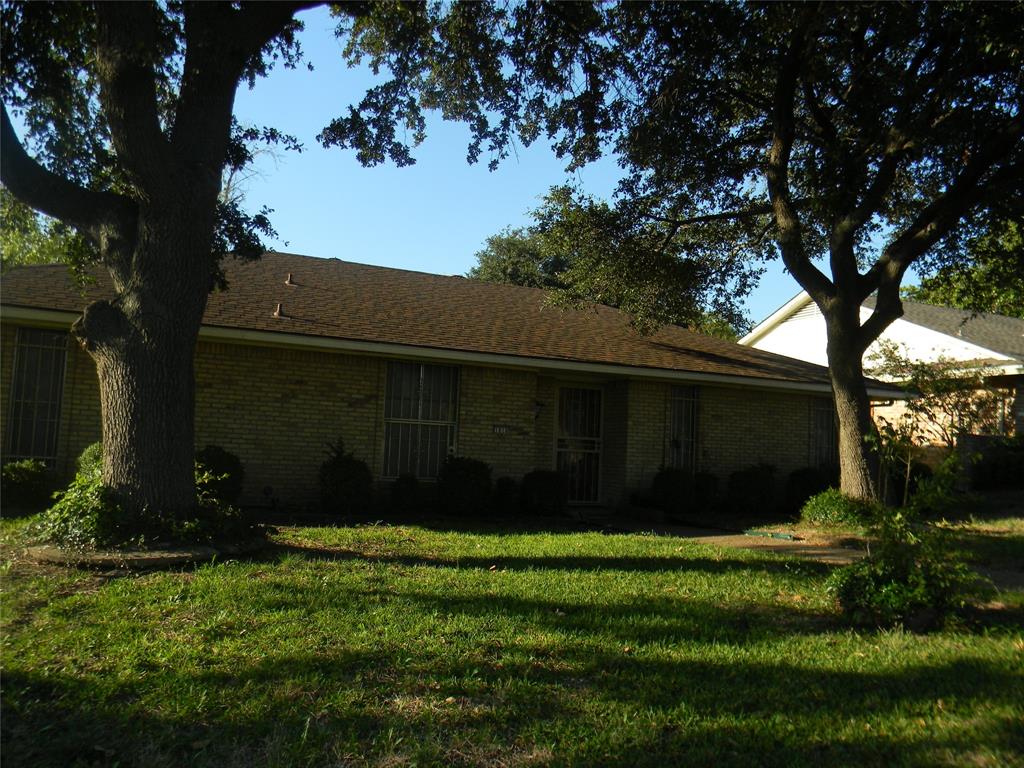 a view of a back yard