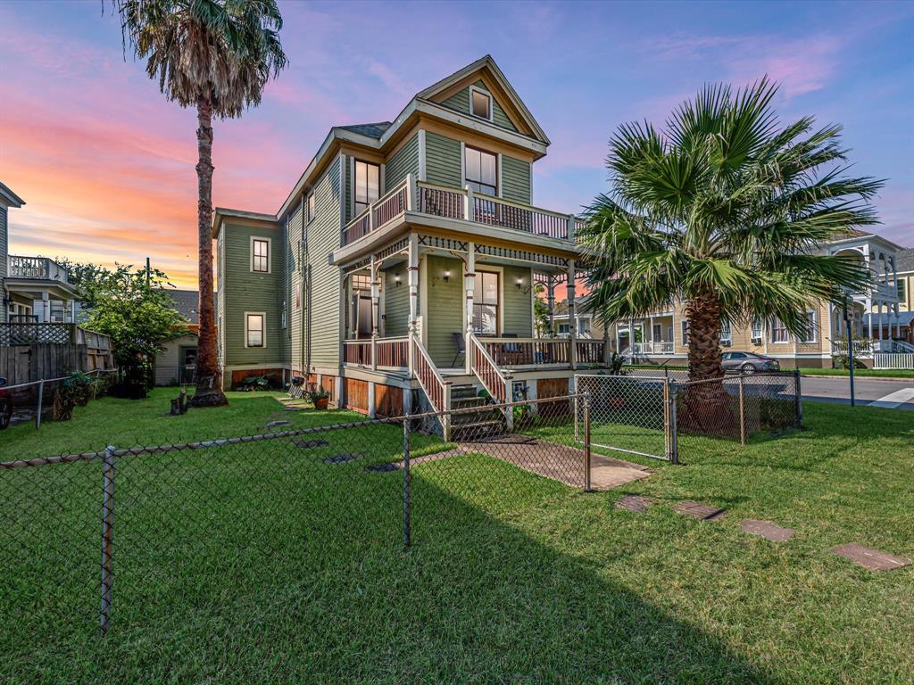 a view of a house with a backyard