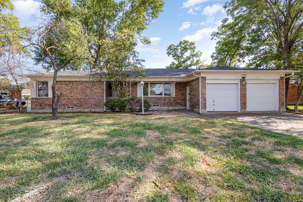 a view of a house with yard and a tree