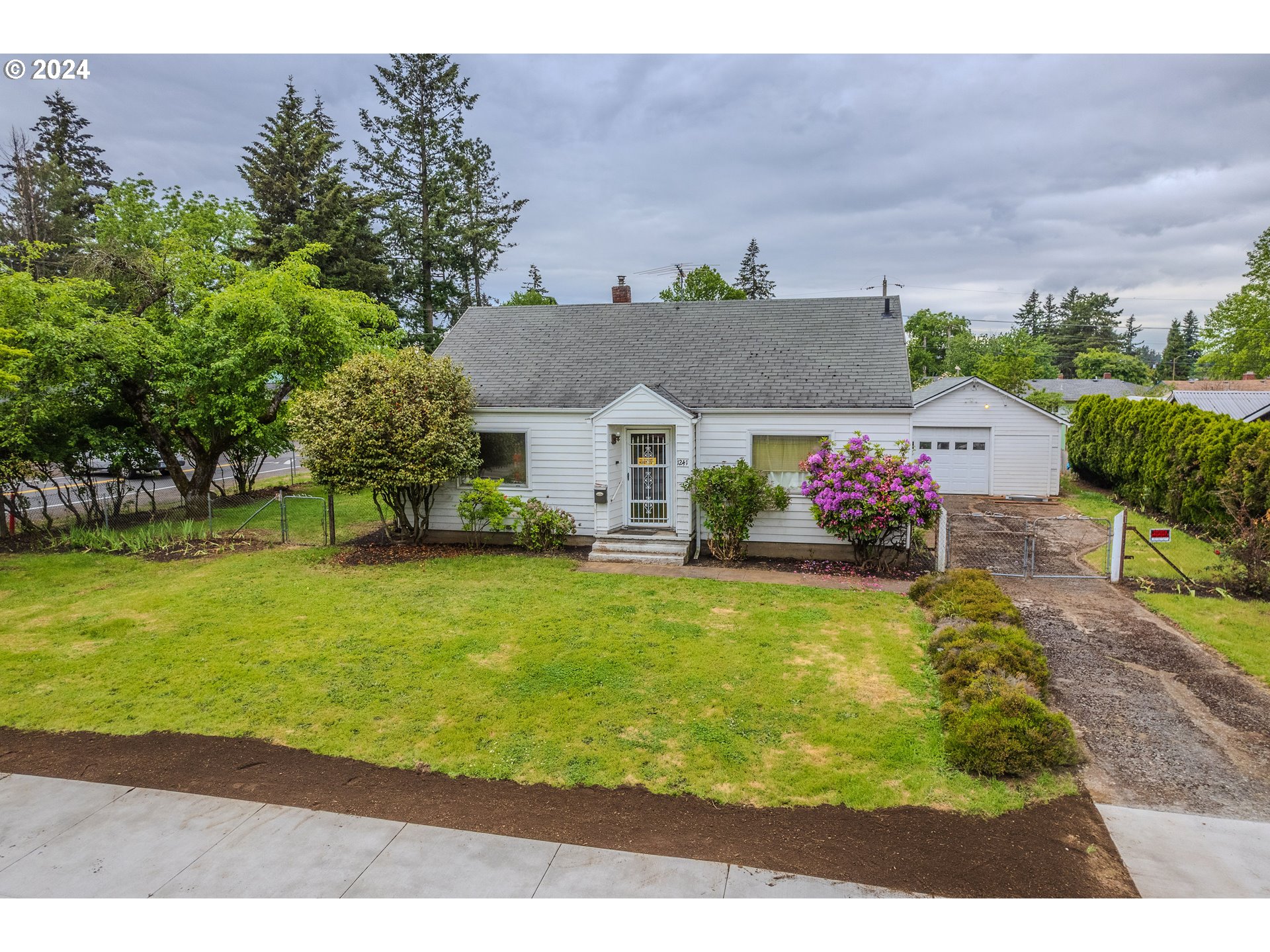 a view of house with garden