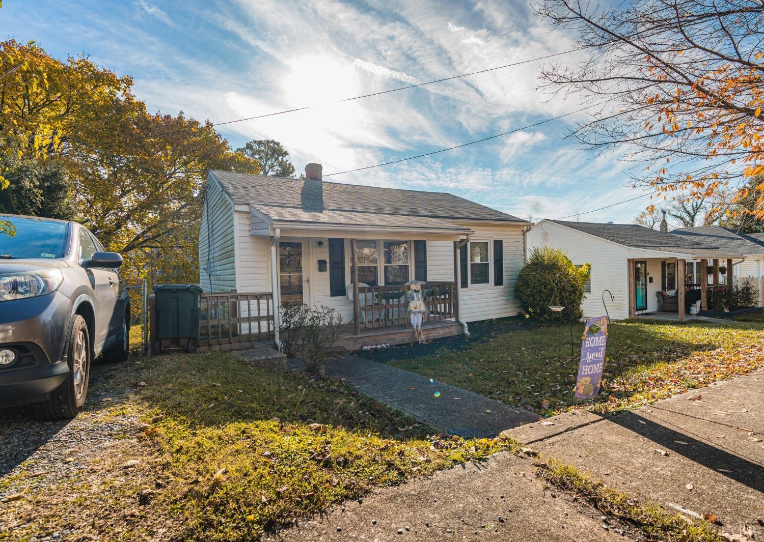 a view of a yard in front of house