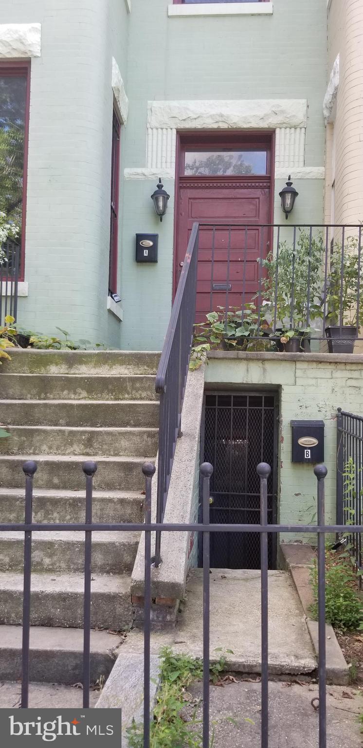 a view of entryway with a front door