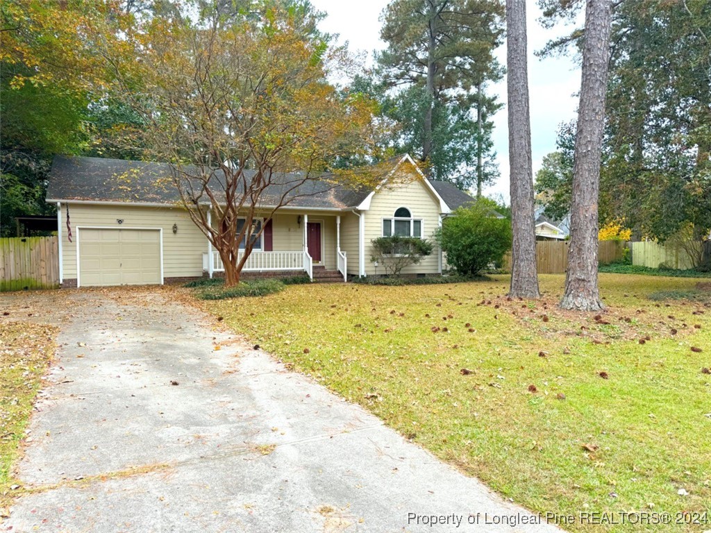 a view of a yard with a house