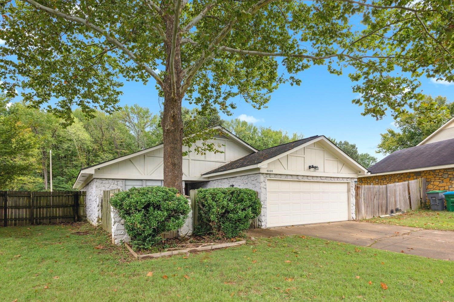 a view of a front of house with a yard