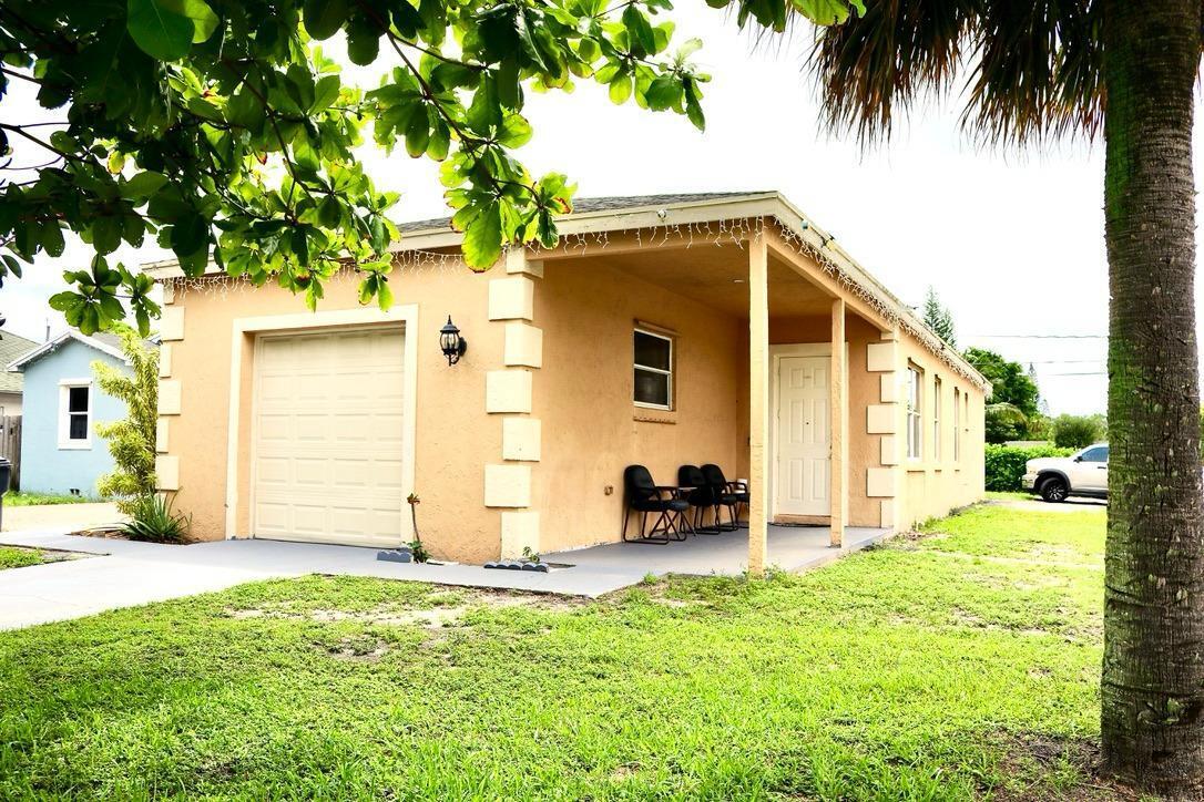 a view of a house with backyard