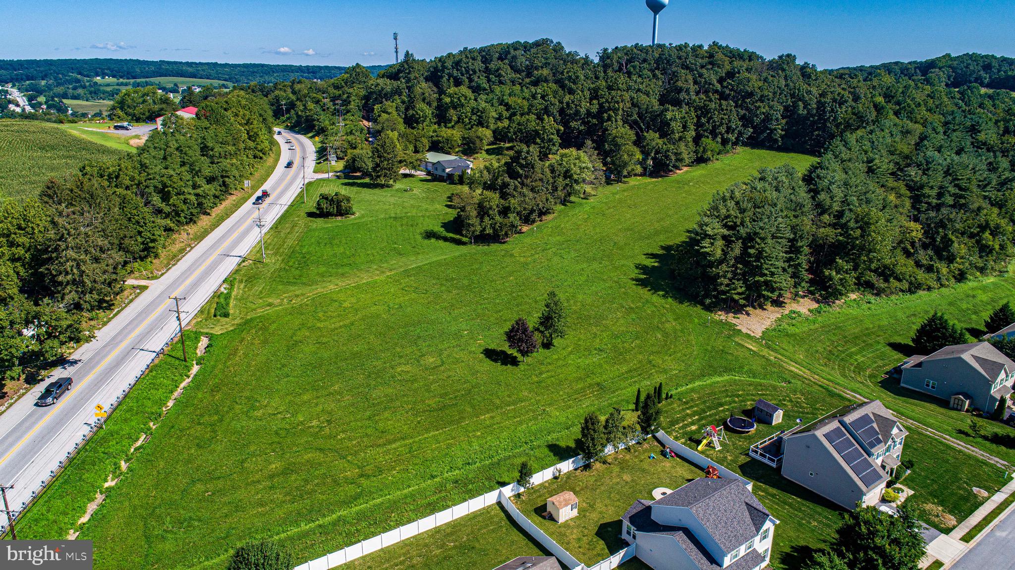 a view of yard with green space