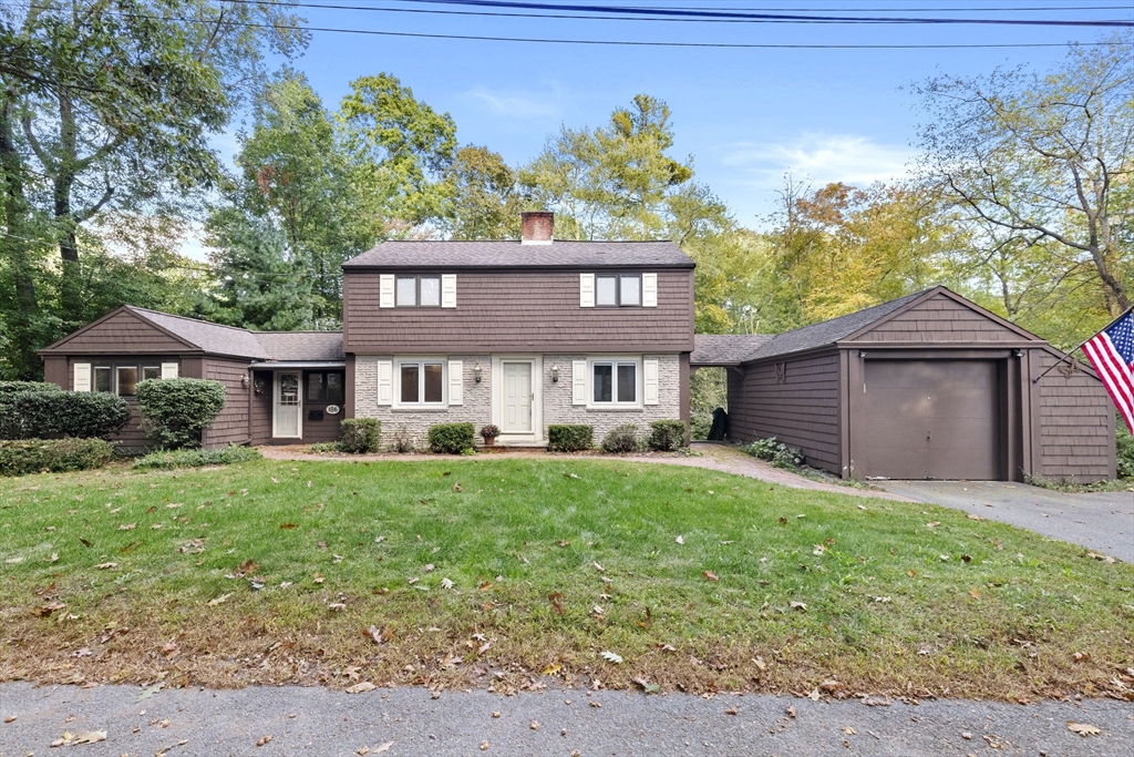 a view of a house with a yard