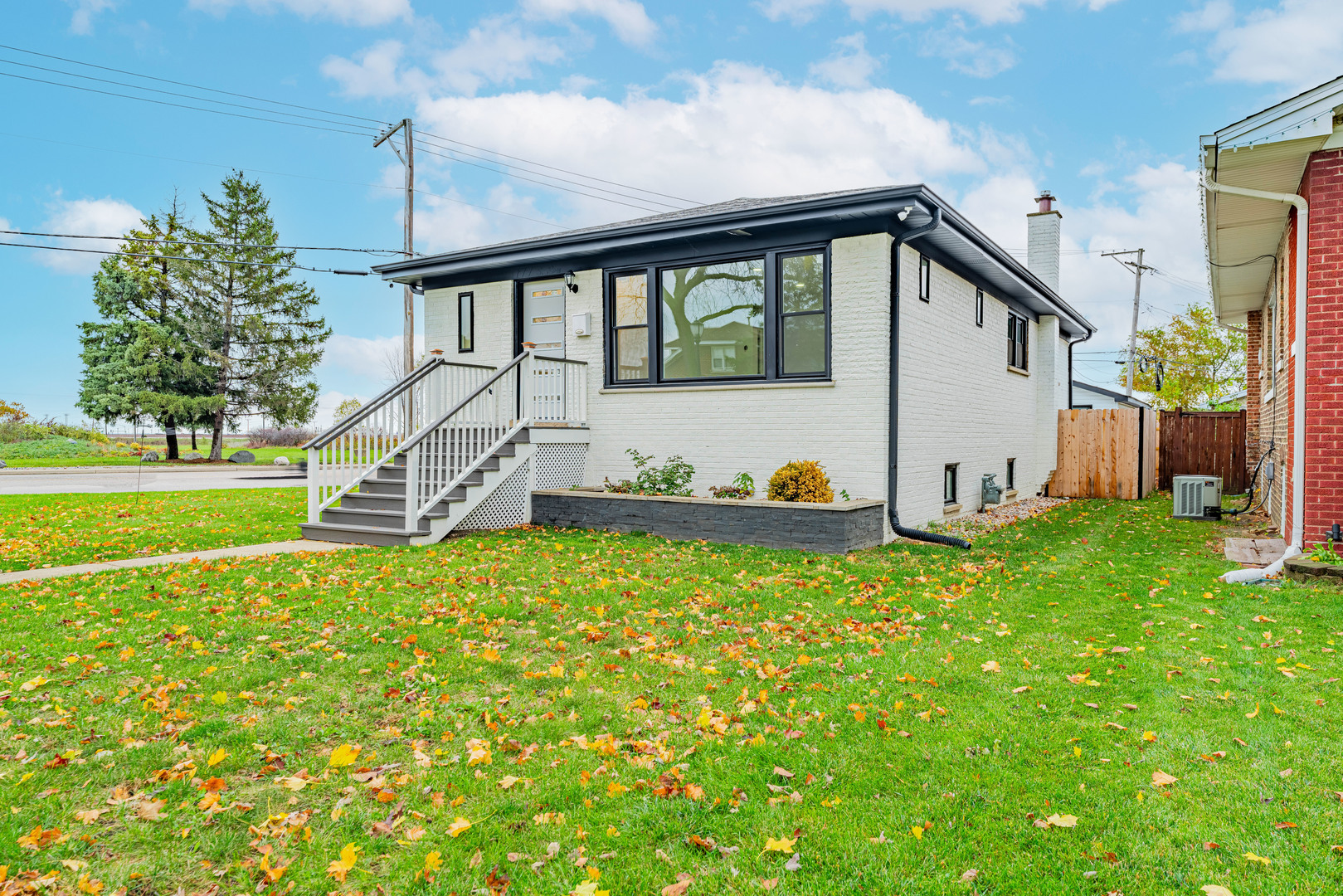 a view of a house with backyard