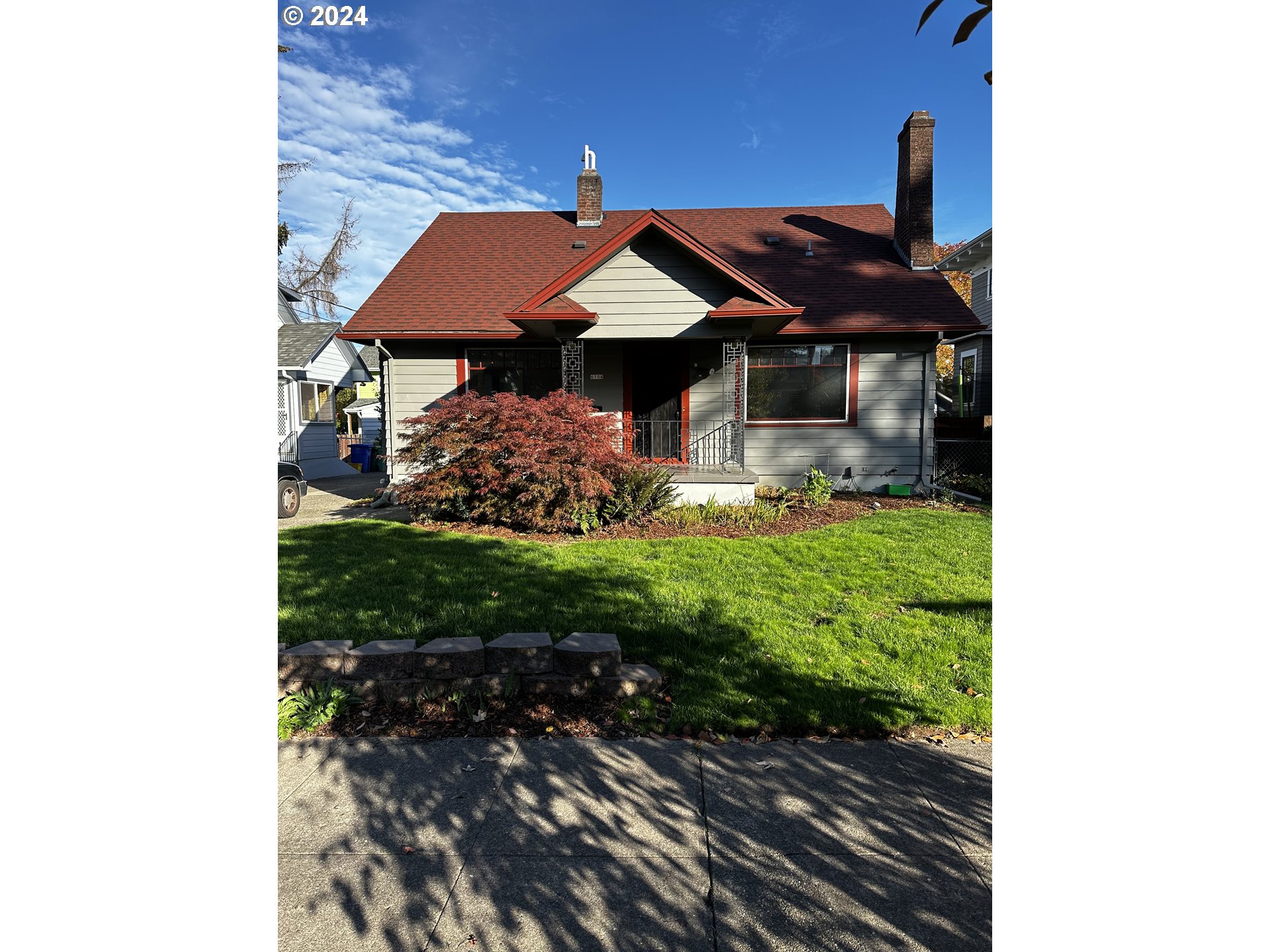 a view of a house with a small yard and plants